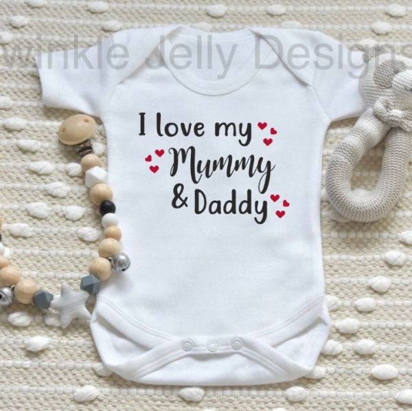 Baju bayi dengan tulisan "I Love Mommy" atau "I Love Daddy"